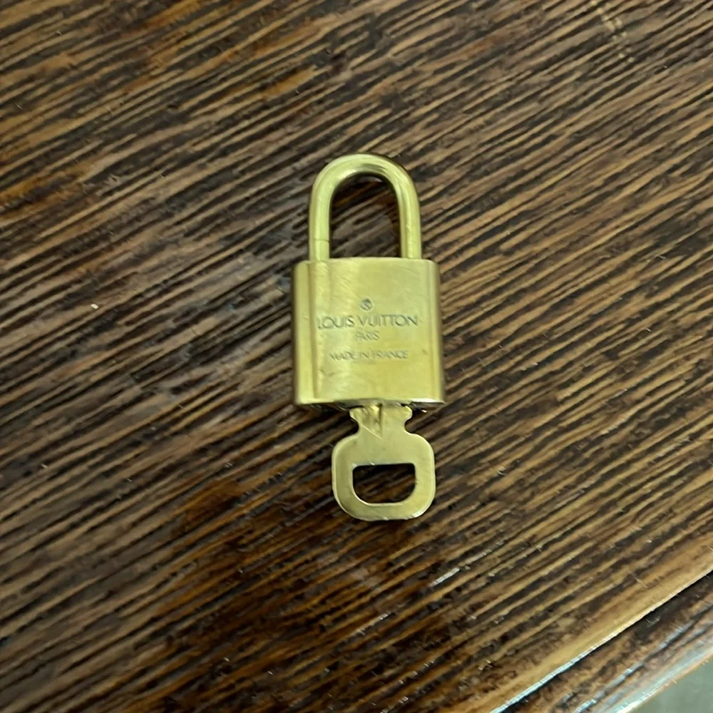 Louis Vuitton lock - Picture 2 of 3
